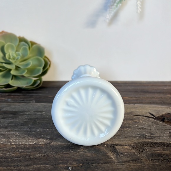 🎁 4/$25 - VINTAGE Milk Glass Vase - Picture 4 of 6